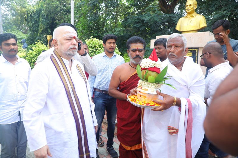 Sri Mulugu Ramalingeshwara Varaprasad Siddhanti was honoured with Jyotishyasastra Vignana Visharadha at Tummalapalli Kalakshetram, Vijayawada (29)